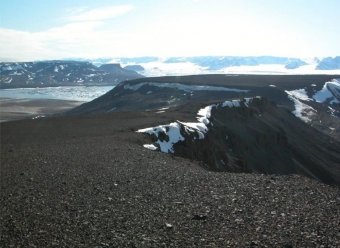 Stolové hory Lachman Crags a Berry Hill na antarktickém ostrově Jamese Rosse. Kredit: Bohuslavová et al. (2018).