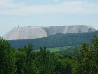 Velká výsypka „Monte Kali“ u Heringen v Hessensku. Kredit: 2micha / Wikimedia Commons.