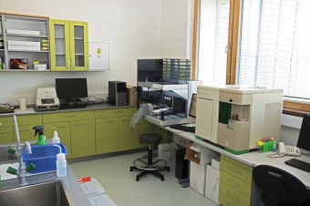 Laboratoře KME jsou vybaveny moderními měřicími a analytickými přístroji, na obrázku je sorter buněk, 384 jamkový qPCR cycler nebo pipetovací robot